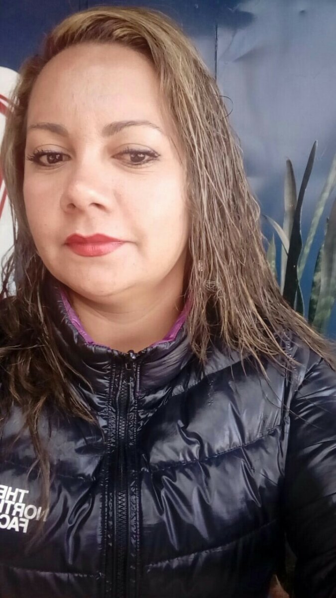 Yuli: asesinada frente a su hijo en Fontibón 2 Yuli: asesinada frente a su hijo en Fontibón A eso de las 6 de la tarde del miércoles, el estruendoso sonido de un arma de fuego dejó paralizados a los vecinos del barrio Pueblo Nuevo de Fontibón. En ese momento una mujer de 39 años, que caminaba junto a su hijo hasta su vivienda, fue sorprendida por un hombre que caminó hasta ella y a sangre fría desenfundó un arma de fuego y la accionó en su cabeza.