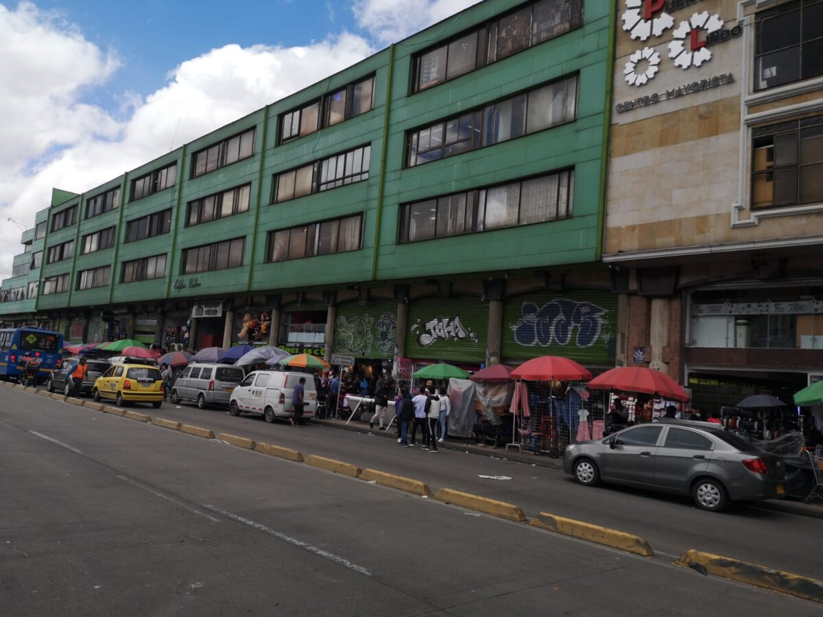 Atroz crimen de comerciante de San Victorino A plena luz del día de este martes, en una de las calles concurridas de San Victorino, un hombre de 39 años fue vilmente apuñalado a traición por un sujeto, quien se le abalanzó por la espalda en cuestión de segundos y frente a varias personas que a esa hora se encontraban caminando por el sector.