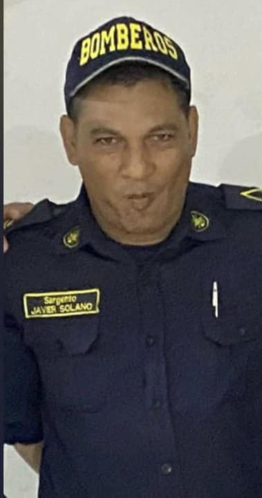 La historia del bombero que murió controlando el incendio en Barranquilla 1 La historia del bombero que murió controlando el incendio en Barranquilla El sargento Javier Enrique Solano Ruiz, quien murió la madrugada de este miércoles mientras controlaba una conflagración que se registró en la zona industrial de la vía 40, en Atlántico, dedicó la mitad de su vida a servirle al cuerpo de Bomberos.