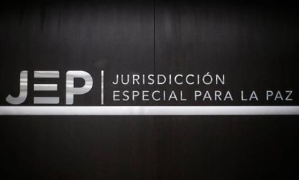 Investigan a 16 exoficiales de la Fuerza Pública por presunto paramilitarismo 1 Investigan a 16 exoficiales de la Fuerza Pública por presunto paramilitarismo La Jurisdicción Especial para la Paz (JEP), compulsó copias a 16 exoficiales de la Fuerza Pública por presunto paramilitarismo, al ser presentados como guerrilleros en proceso de reincorporación en la desmovilización del EPL y las Farc.