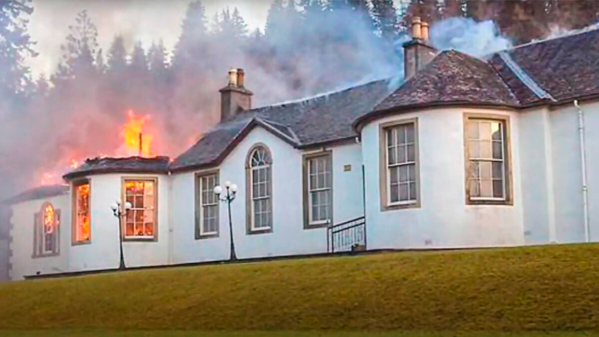La mansión maldita del Lago Ness 3 La mansión maldita del Lago Ness En agosto de 1899 el ocultista Aleister Crowley se enamoró de una enorme casa ubicada frente al Lago Ness (Escocia) y alejada de toda sociedad. Aunque no estaba a la venta, le ofreció a su dueña el doble del dinero de lo que costaba, por lo que ella no se pudo resistir.