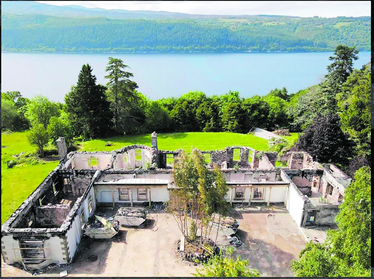 La mansión maldita del Lago Ness 1 La mansión maldita del Lago Ness En agosto de 1899 el ocultista Aleister Crowley se enamoró de una enorme casa ubicada frente al Lago Ness (Escocia) y alejada de toda sociedad. Aunque no estaba a la venta, le ofreció a su dueña el doble del dinero de lo que costaba, por lo que ella no se pudo resistir.