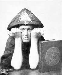 La mansión maldita del Lago Ness 2 La mansión maldita del Lago Ness En agosto de 1899 el ocultista Aleister Crowley se enamoró de una enorme casa ubicada frente al Lago Ness (Escocia) y alejada de toda sociedad. Aunque no estaba a la venta, le ofreció a su dueña el doble del dinero de lo que costaba, por lo que ella no se pudo resistir.