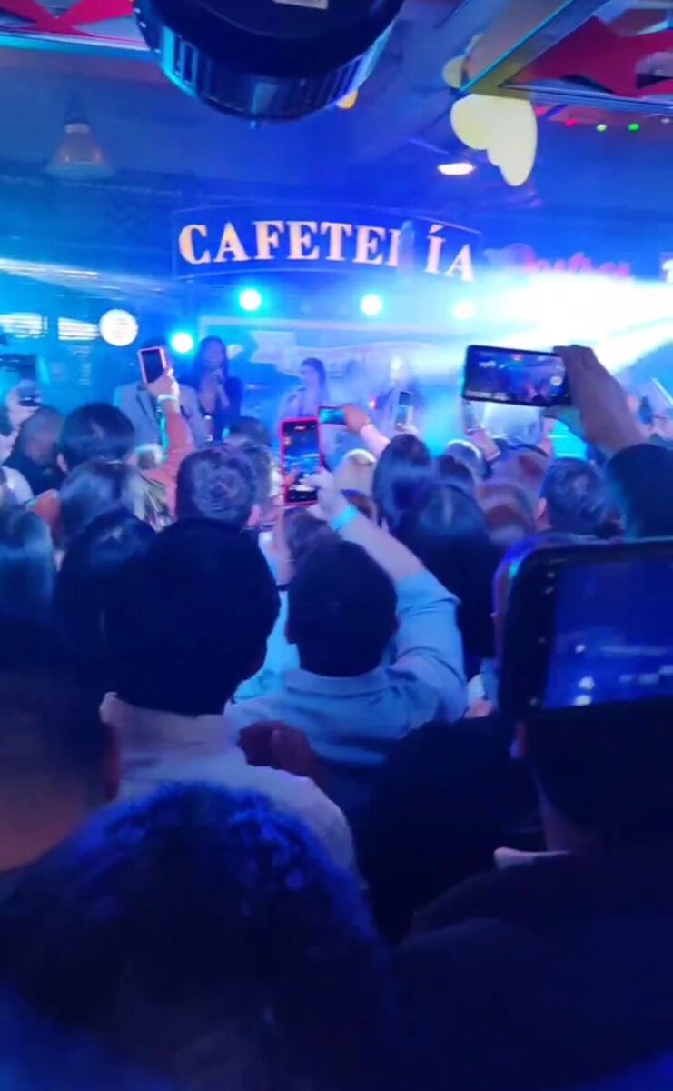 Indignante: la parranda de la Contraloría que nos costó $500 millones A esta hora aún no ha terminado la polémica fiesta de despedida de fin de año de la Contraloría General de la República que arrancó desde el mediodía de este martes en el reconocido restaurante La Plaza Andrés Carne de Res, en la sede del centro comercial Santafé.