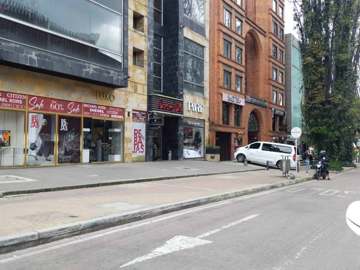 La última farra de Armando en Chapinero Ayer en medio de la algarabía y el aire de celebración que se vivió por cuenta de la final del Mundial de Fútbol en el barrio El Retiro, de la localidad de Chapinero, y en donde también se halla la Zona T, los comerciantes informales del sector fueron las únicas personas que le confirmaron a este medio la llegada de varios uniformados del CAI Oxy hasta un hotel ubicado en la calle 82 con carrera 12 en la madrugada de este sábado.