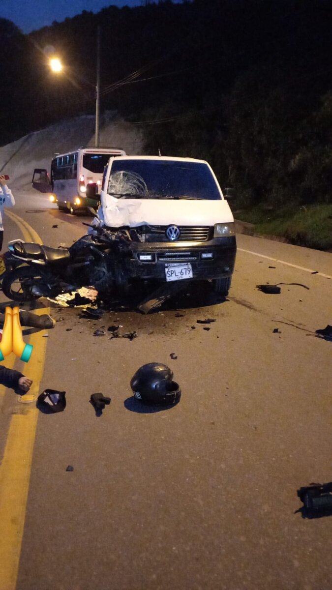 Terrible accidente en la vía Bogotá- La Calera dejó dos personas fallecidas 1 Terrible accidente en la vía Bogotá- La Calera dejó dos personas fallecidas Fatal accidente acabó con la vida dos personas. En la mañana de este domingo, una motocicleta chocó contra una camioneta en la vía Bogotá- La Calera y las personas que se movilizaban en la moto fallecieron a causa del fuerte impacto.
