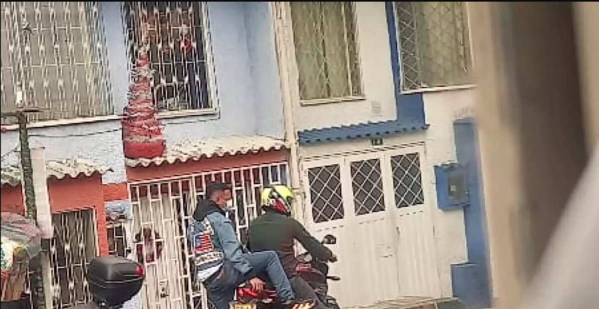 La inseguridad no perdona a nadie: gota a gota fue atracado en Rafael Uribe Uribe En las últimas horas se pudo conocer este increíble caso que dejó atónita a la comunidad, pues el hecho da cuenta de la creciente inseguridad que ya tiene mamados a todos los bogotanos. Y es que según la Secretaría de Seguridad se han registrados más de 102 mil casos de hurtos a personas en lo corrido del año en la capital.