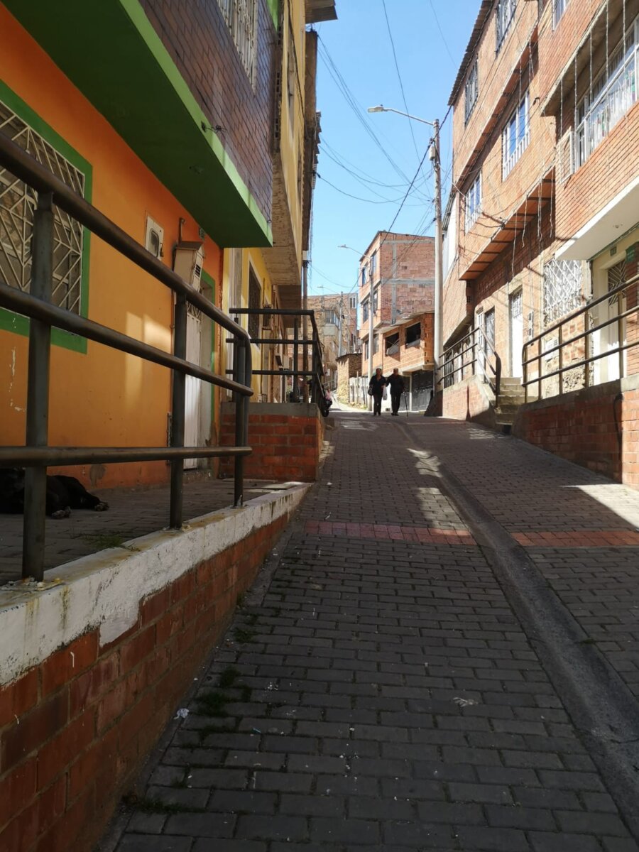 Le cumplieron la amenaza a José Antonio en Ciudad Bolívar Pasado el mediodía del pasado miércoles, 21 de diciembre, el pánico se apoderó de los residentes del sector del barrio Bernal Segura (Ciudad Bolívar), luego que un joven de aproximadamente 26 años fueron baleado en plena vía pública.