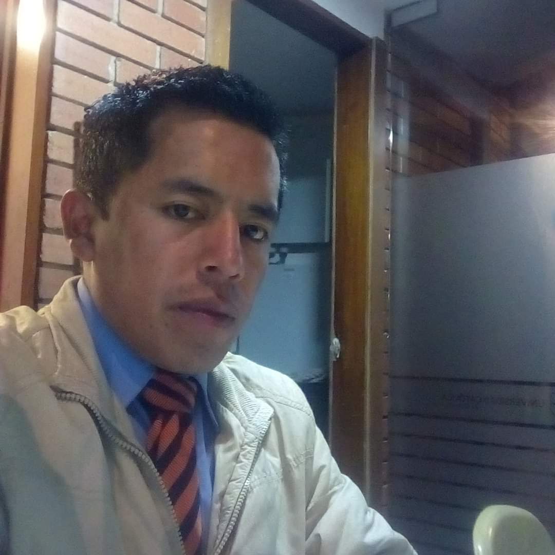 La tragedia de dos vigilantes: murieron arrollados 3 La tragedia de dos vigilantes: murieron arrollados Según versiones preliminares, el pesado vehículo invadió el carril contrario y chocó de frente contra los dos moteros, que fallecieron al instante. Las dos víctimas fatales fueron identificadas como Edier Acosta y Solmer Yair Ortiz, ambos vigilantes de la zona.