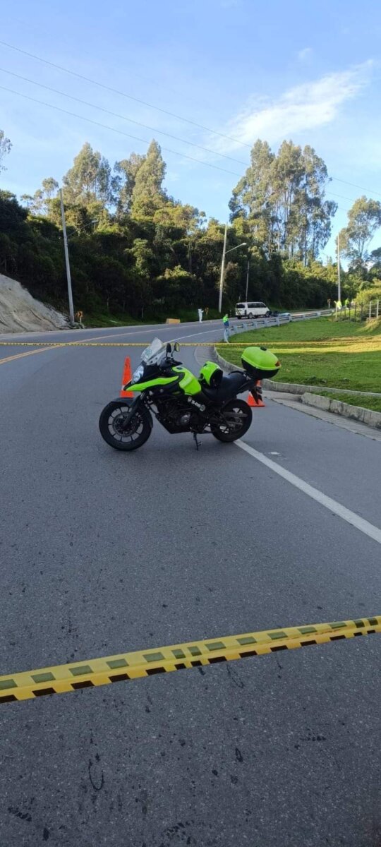 La tragedia de dos vigilantes: murieron arrollados 1 La tragedia de dos vigilantes: murieron arrollados Según versiones preliminares, el pesado vehículo invadió el carril contrario y chocó de frente contra los dos moteros, que fallecieron al instante. Las dos víctimas fatales fueron identificadas como Edier Acosta y Solmer Yair Ortiz, ambos vigilantes de la zona.