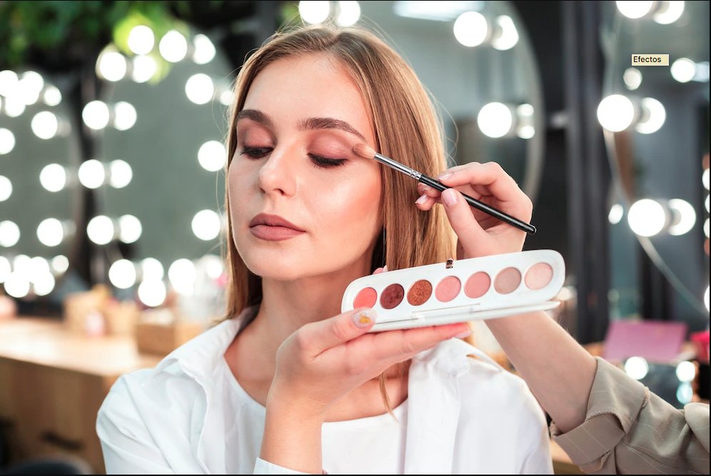 Maquillaje para recibir el Año Nuevo Cerrar un año es una oportunidad perfecta para arriesgarnos con el maquillaje. Es el momento ideal para dejarnos seducir por los brillos y las miradas súper marcadas y definidas, capaces de realzar un outfit sencillo y convertirlo en festivo. Por eso no te puedes perder las tendencias en maquillaje para este fin de año y, por qué no, probarlas en tu rostro