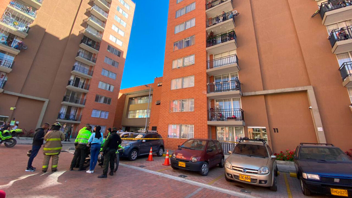 Los detalles de la dolorosa muerte en Ciudad Verde En horas de la mañana de ayer los residentes de un conjunto residencial en Ciudad Verde, en el municipio de Soacha, quedaron impactados con la muerte de una de sus residentes que cayó desde una de las torres de apartamentos.