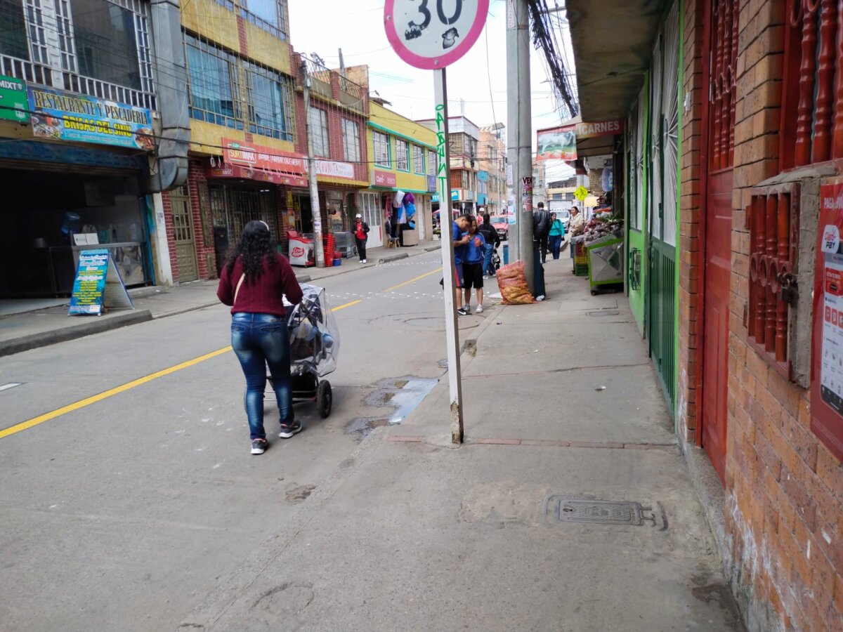 Muerte a bala de un joven en San Martín A tempranas horas de la mañana del sábado, los habitantes del sector de San Martín, en la localidad de Bosa, se asustaron al ver que las autoridades habían acordonado una de las cuadras. Inquietos con la situación, se dieron cuenta que el cuerpo sin vida de un joven permanecía tendido sobre el asfalto.