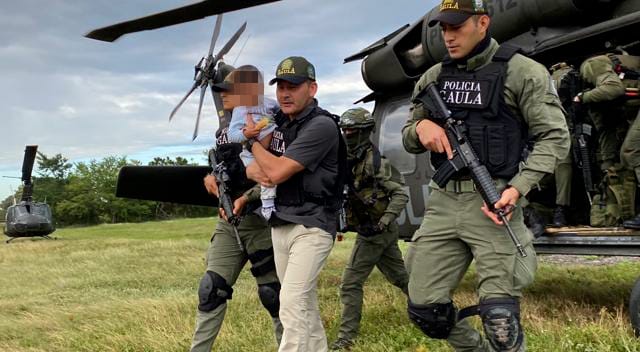 Rescataron al niño de un año que había sido secuestrado en Cesar 2 Rescataron al niño de un año que había sido secuestrado en Cesar Este viernes el presidente de la República, Gustavo Petro confirmó, a través de su cuenta de Twitter, que el niño Erick Mathias Manosalva, de tan solo un año, quien había sido secuestrado hace cuatro días en Cesar, fue rescatado y está sano y salvo.