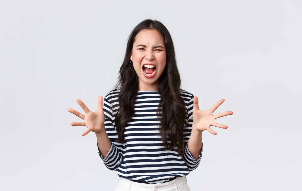 No se deje llevar por las emociones 1 No se deje llevar por las emociones No todos somos iguales ni reaccionamos de la misma forma ante ciertos escenarios que se nos presentan a lo largo de la vida. Esto mismo ocurre en nuestras cabezas con las emociones, que de no saberles dar un manejo adecuado se pueden convertir en nuestros peores enemigos, y, Dios no quiera en el peor de los casos, pueden llegar a ocasionar tragedias, incluso a llevarnos a la muerte.