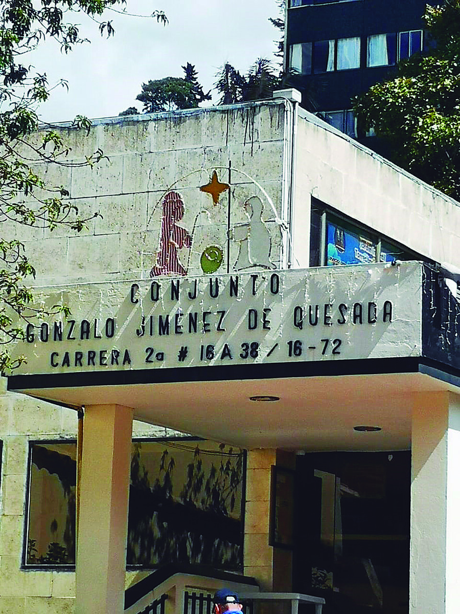 Hombre murió tras caer 12 pisos en La Candelaria “Yo soy vecina del muchacho, vivo en la torre del lado, pero la verdad no me di cuenta de semejante cosa. Lo que se comenta acá en el conjunto es que el pelado se lanzó desde el piso 12 entre 1:30 y 2 de la mañana del pasado jueves. Vinieron bomberos y policías para llevarse al muchacho, se lo llevaron vivo y luego murió en el hospital a donde lo llevaron. Desde que vivo acá, hace unos 10 años, es la tercera vez que algo así pasa. Muy triste, siempre son muchachos jóvenes”, le relató ayer a Q’HUBO una vecina del conjunto residencial Gonzalo Jiménez de Quesada, en donde la madrugada de este jueves un hombre de 35 años, aproximadamente, cayó desde uno de los altos edificios del complejo residencial.