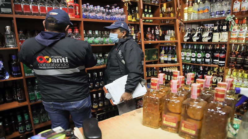 ¡Se les dañó el negocio! Incautan 120 botellas de ron adulterado Este lunes 12 de diciembre, la Gobernación de Cundinamarca informó que a través del programa Anticontrabando, con ayuda de la Secretaría de Hacienda y con el apoyo de la Policía, lograron una importante incautación de licor.
