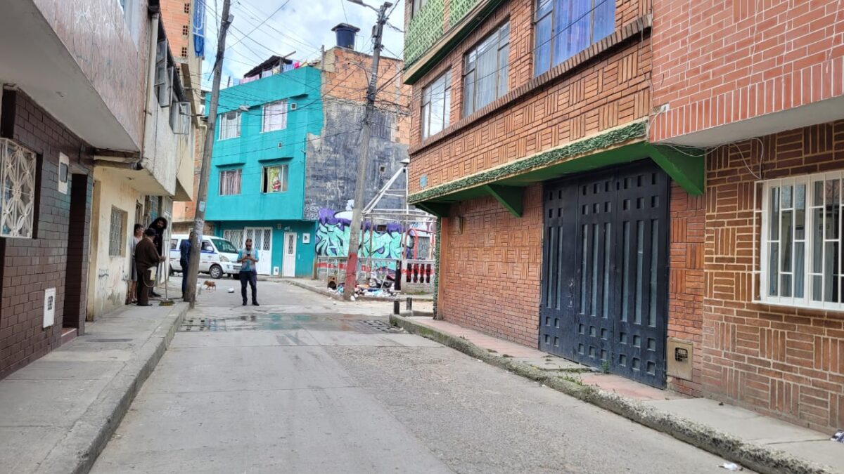 En ataque sicarial, asesinaron a Pedro en Bosa “Eso debió ser como a las 9:30 de la noche. Yo estaba acá sentada y oí los tres disparos, pero como en este tiempo los muchachos usan tanta pólvora, pensé que era eso porque estas noches precisamente en esa esquina han tirado totes, voladores y esas cosas. Luego, cuando vi corriendo y gritando un montón de gente, fue que me asomé por la ventana y vi al señor ahí tirado. Estaba botando mucha sangre. Me asusté mucho y con otras vecinas llamamos a la Policía. Afortunadamente no se demoraron nada en llegar. Eso sí, el que disparó se le voló”, fue lo que una vecina del barrio La Concepción (Bosa) le contó a Q’HUBO sobre la mañana de ayer, a propósito de un sicariato que sucedió la noche de este sábado en uno de los callejones del barrio, cerca a una cancha de microfútbol.
