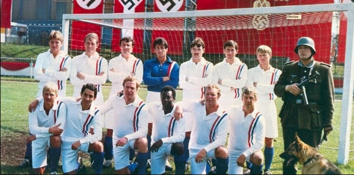 La película que Pelé protagonizó junto a Sylvester Stallone Pelé compartió reparto con actores de la talla de Michael Caine y junto al brasileño también estuvieron lo jugadores Bobby Moore y Osvaldo Ardiles.