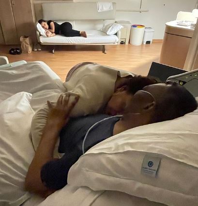 Con emotivas imágenes se confirmó que Pelé pasará la Navidad en el hospital 1 Con emotivas imágenes se confirmó que Pelé pasará la Navidad en el hospital Kely Cristina Nascimento, hija del exastro brasileño del fútbol Pelé, compartió en la noche del viernes una foto abrazando a su padre en la cama del hospital donde permanece internado, junto al mensaje “Seguimos aquí, en la lucha y en la fe. Una noche más juntos”.