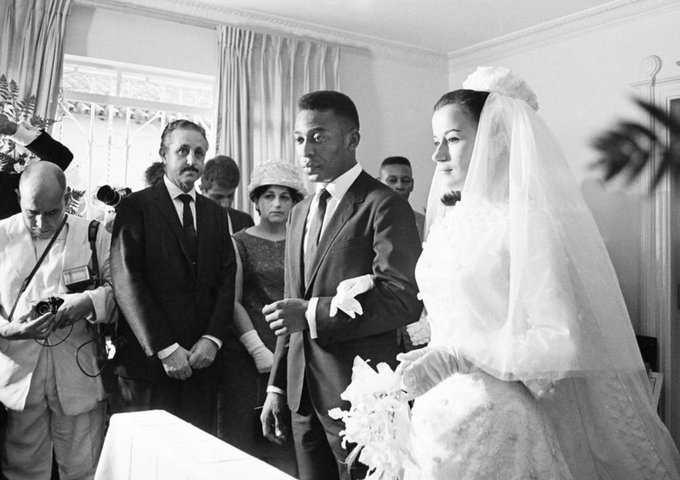 La vida de Pelé fuera de la cancha: 3 matrimonios, 7 hijos y una vida de telenovela 1 La vida de Pelé fuera de la cancha: 3 matrimonios, 7 hijos y una vida de telenovela Pelé tuvo un hijo que fue encarcelado, una expareja que pasó de modelo de revistas para adultos a reina de la televisión brasileña y una hija no asumida.