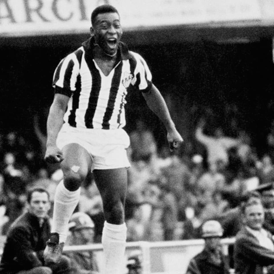 ¡Pelé ahora es leyenda! 1 ¡Pelé ahora es leyenda! Su nombre era Edson Arantes do Nascimento, pero el fútbol lo convirtió en su "rey" y la historia lo recordará con un diminutivo universal: Pelé.