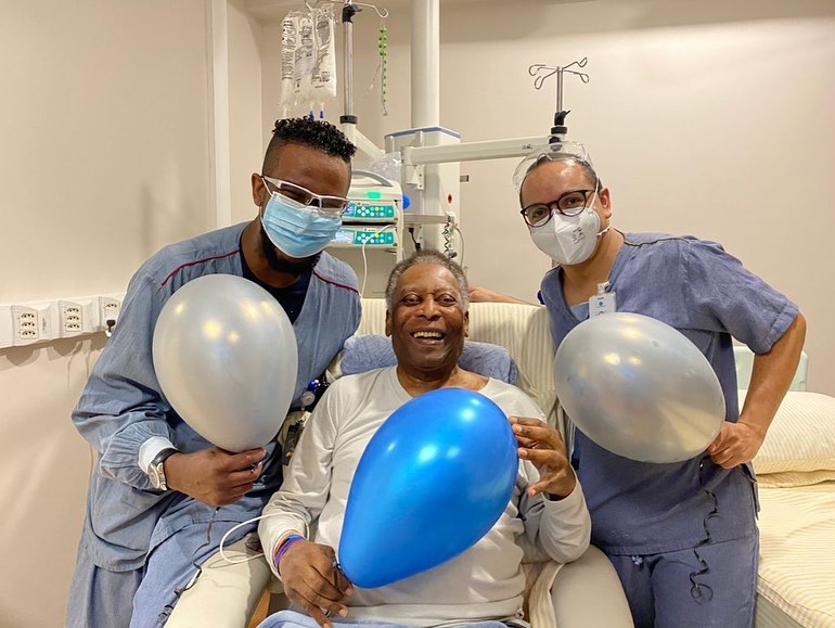 La enfermedad que agravó la salud de Pelé en sus últimos días 1 La enfermedad que agravó la salud de Pelé en sus últimos días A Pelé le diagnosticaron un cáncer de colon en el año 2021 y desde allí la salud del astro brasileño comenzó a decaer.