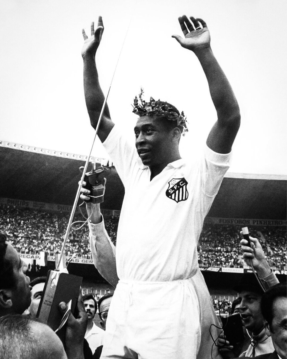 La infancia de Pelé: se ganaba la vida como limpiabotas 1 La infancia de Pelé: se ganaba la vida como limpiabotas Antes de que Edson Arantes do Nascimento se convirtiera en Pelé, era un niño más de los muchos que pertenecen a humildes familias que residen en la localidad de Tres Corazones, en el estado Minas Gerais, de Brasil.