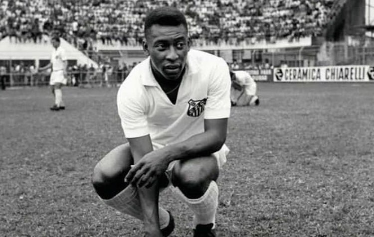 "En todos los países del mundo debería haber un estadio con el nombre de Pelé", presidente de la Fifa El presidente de la FIFA, Gianni Infantino, dijo este lunes que pedirá a todos los países miembros que dediquen un estadio a la memoria del futbolista brasileño Edson Arantes do Nascimento 'Pelé', fallecido el pasado jueves a los 82 años.
