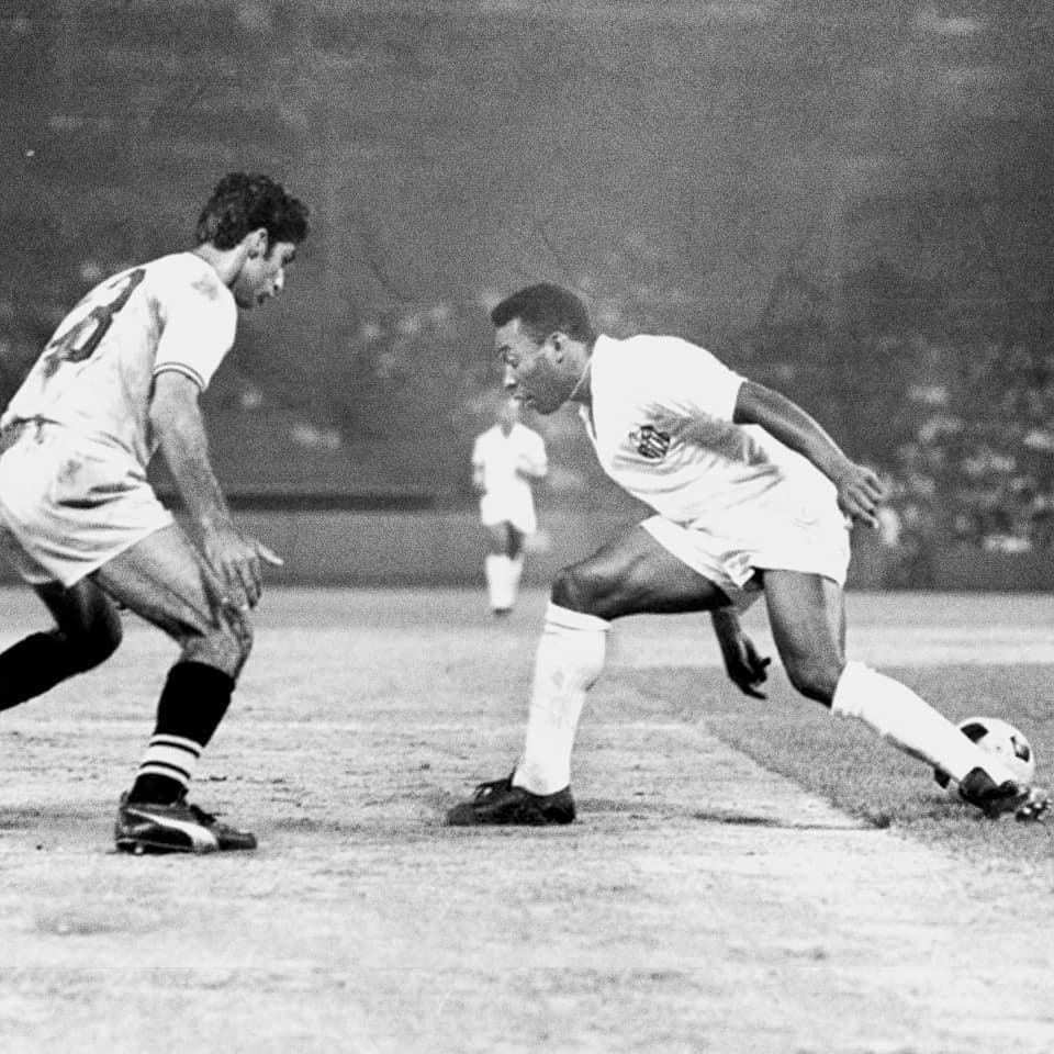 ¡Pelé ahora es leyenda! 2 ¡Pelé ahora es leyenda! Su nombre era Edson Arantes do Nascimento, pero el fútbol lo convirtió en su "rey" y la historia lo recordará con un diminutivo universal: Pelé.