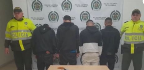 Capturan a delincuente que extorsionaba en Soacha 1 Capturan a delincuente que extorsionaba en Soacha El cuadrante de Policía que recorría las calles del barrio León 13 del municipio de Soacha se percató de que un carro rojo en que iban cuatro hombres era sospechoso y estaban mirando a las personas del sector con malicia, por lo que procedieron a detenerlos.