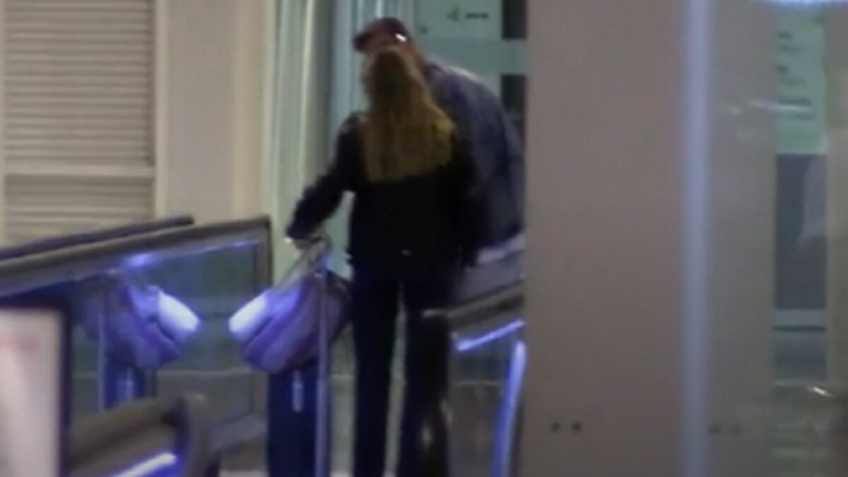 Piqué y Clara Chía desmienten su separación: fueron vistos muy cariñosos en un aeropuerto 3 Piqué y Clara Chía desmienten su separación: fueron vistos muy cariñosos en un aeropuerto Luego de varios rumores sobre la separación del exfutbolista Piqué y su novia Clara Chía, los amantes fueron captados mejor que nunca, pues los pillaron muy cariñosos en el aeropuerto de Barcelona.