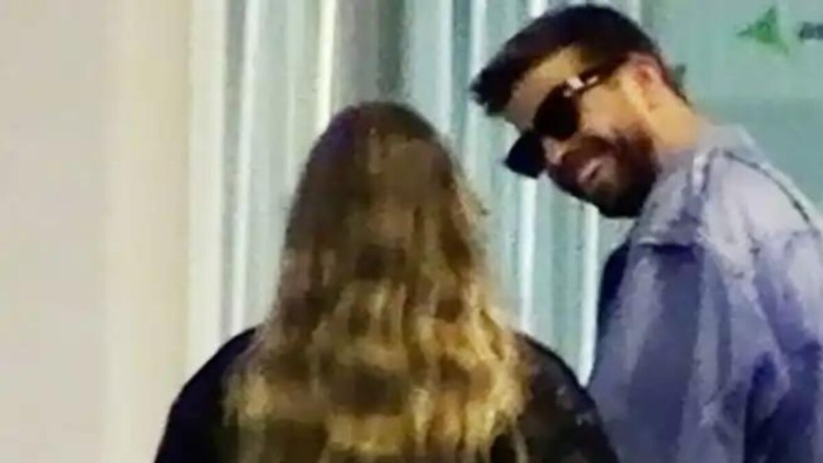 Piqué y Clara Chía desmienten su separación: fueron vistos muy cariñosos en un aeropuerto 1 Piqué y Clara Chía desmienten su separación: fueron vistos muy cariñosos en un aeropuerto Luego de varios rumores sobre la separación del exfutbolista Piqué y su novia Clara Chía, los amantes fueron captados mejor que nunca, pues los pillaron muy cariñosos en el aeropuerto de Barcelona.