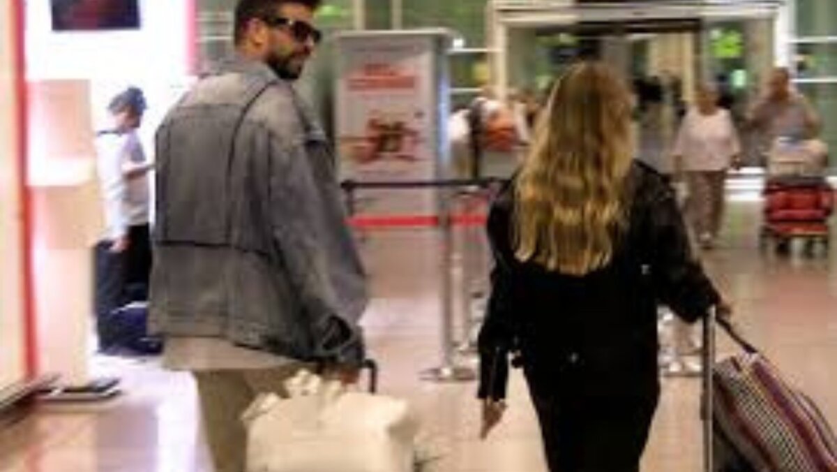 Piqué y Clara Chía desmienten su separación: fueron vistos muy cariñosos en un aeropuerto 2 Piqué y Clara Chía desmienten su separación: fueron vistos muy cariñosos en un aeropuerto Luego de varios rumores sobre la separación del exfutbolista Piqué y su novia Clara Chía, los amantes fueron captados mejor que nunca, pues los pillaron muy cariñosos en el aeropuerto de Barcelona.