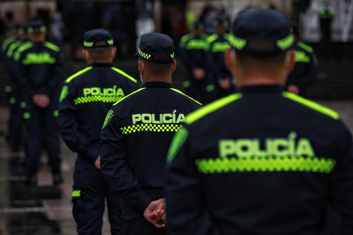 ¿Abuso de autoridad? Policías habrían golpeado brutalmente a un joven Familiares de la víctima, identificada como Jorge Ismael Sierra Martínez, aseguran que el joven fue atacado por los uniformados porque no han retirado una denuncia que instauraron hace varias semanas contra los mismos policías.
