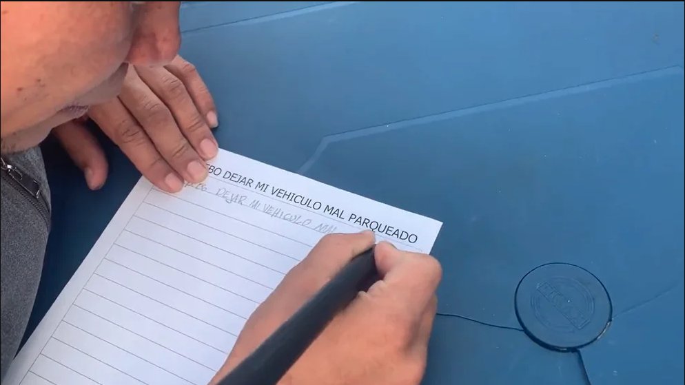 Sanción pedagógica: ponen a hacer planas a conductores mal parqueados 1 Sanción pedagógica: ponen a hacer planas a conductores mal parqueados La Policía, con la estrategia “Ni cinco minuticos”, puso a varios conductores del sector de San Victorino, en el centro de Bogotá, a hacer planas por dejar mal parqueados sus carros. Con este castigo de escuela primaria se espera que los ciudadanos comprendan la importancia que cumplir la norma.