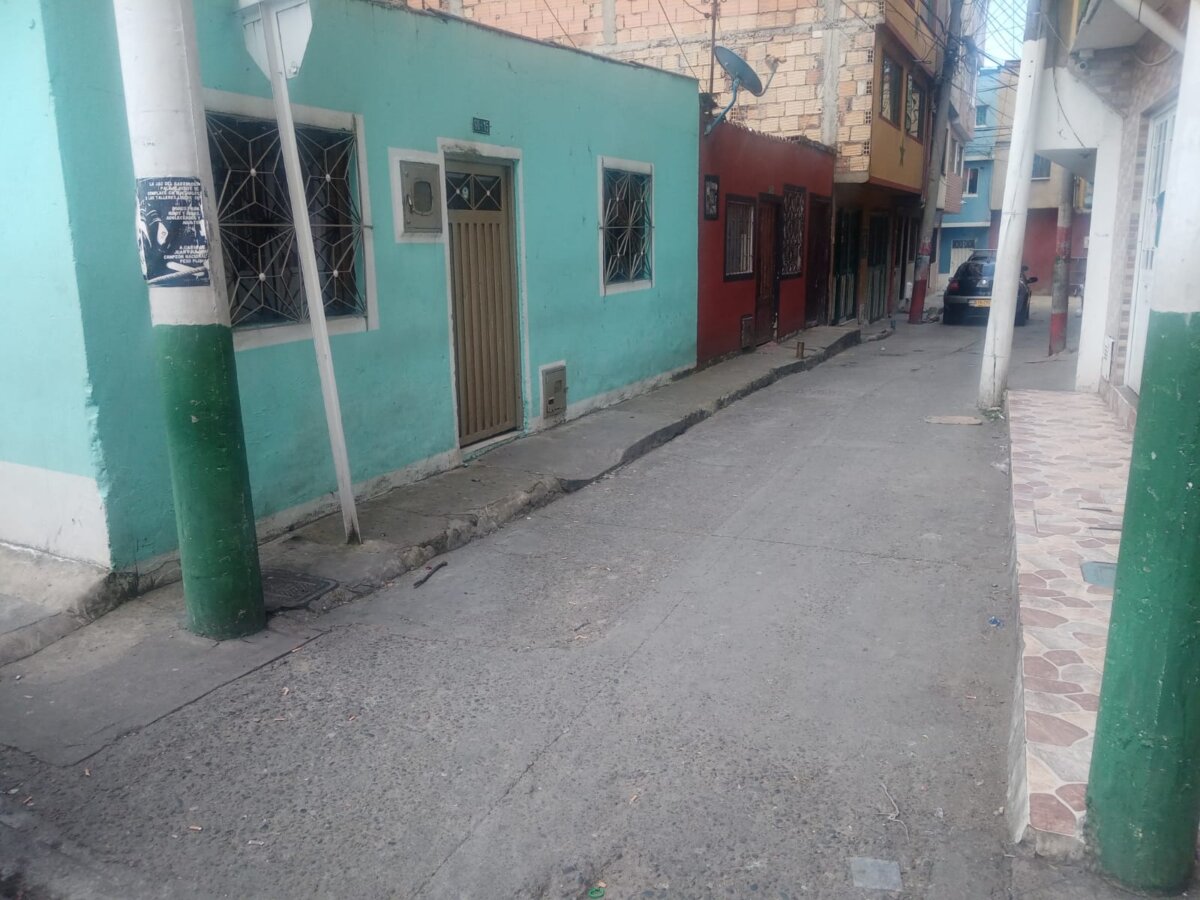Riña, puñal y muerte en Las Palmas Mientras José Daniel Rondón López agonizaba en la parte de atrás de una patrulla de la policía junto a su primo, sus verdugos trataban de escabullirse por entre las solitarias calles del barrio Las Palmas, en la localidad de Engativá.