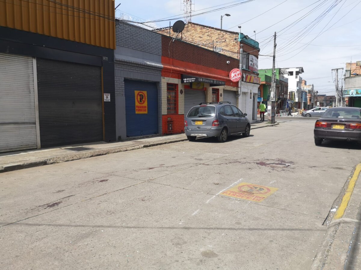 Jorge fue asesinado a puñal frente a un local en Fontibón 1 Jorge fue asesinado a puñal frente a un local en Fontibón Los vecinos de una de las cuadras del barrio El Nogal, ubicado en la localidad de Fontibón, aún siguen estupefactos tras el crimen que se presentó en la noche de este sábado, pasadas las 7:30 de la noche y a la vista de varios de los transeúntes, residentes y trabajadores de los restaurantes de la zona, en la que muchas personas se encontraban dándole al tercer golpe, y justo en el momento que se presentó la agresión con arma blanca, que cobró la vida de un hombre, y dejó a más de uno con el trago amargo y la cena a medio terminar después de semejante escena.