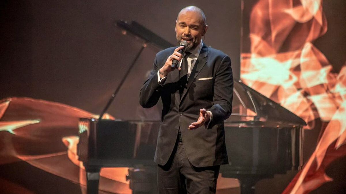 Santiago Cruz prepara gira de conciertos más ambiciosas para el 2023 10 Santiago Cruz prepara gira de conciertos más ambiciosas para el 2023 El cantante tolimense Santiago Cruz, se ha convertido noche tras noche en uno de los preferidos por los televidentes en el programa La Descarga, de Caracol, y en abril del próximo año se espera que de inicio a 'Después de la Tormenta Tour'.