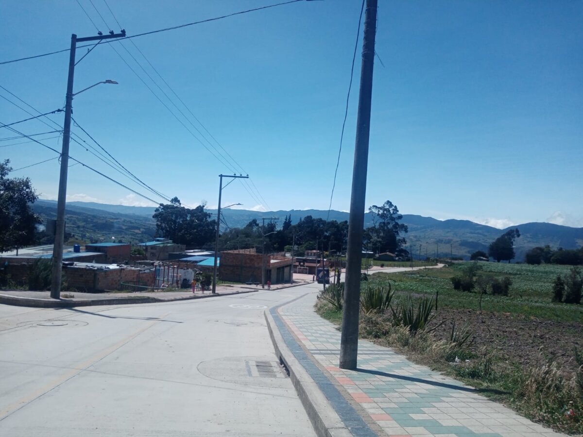 Menor de edad asesinado en San Cristóbal 1 Menor de edad asesinado en San Cristóbal Pasada la celebración de navidad, la madrugada del pasado 25 de diciembre, se convirtió en tragedia para una familia residente del barrio Las Violetas, en la parte alta de la localidad de San Cristóbal. Un menor de 17 años fue brutalmente agredido por, al menos, tres sujetos que le propinaron varias puñaladas que terminaron por matarlo en medio de un vil ataque de intolerancia.