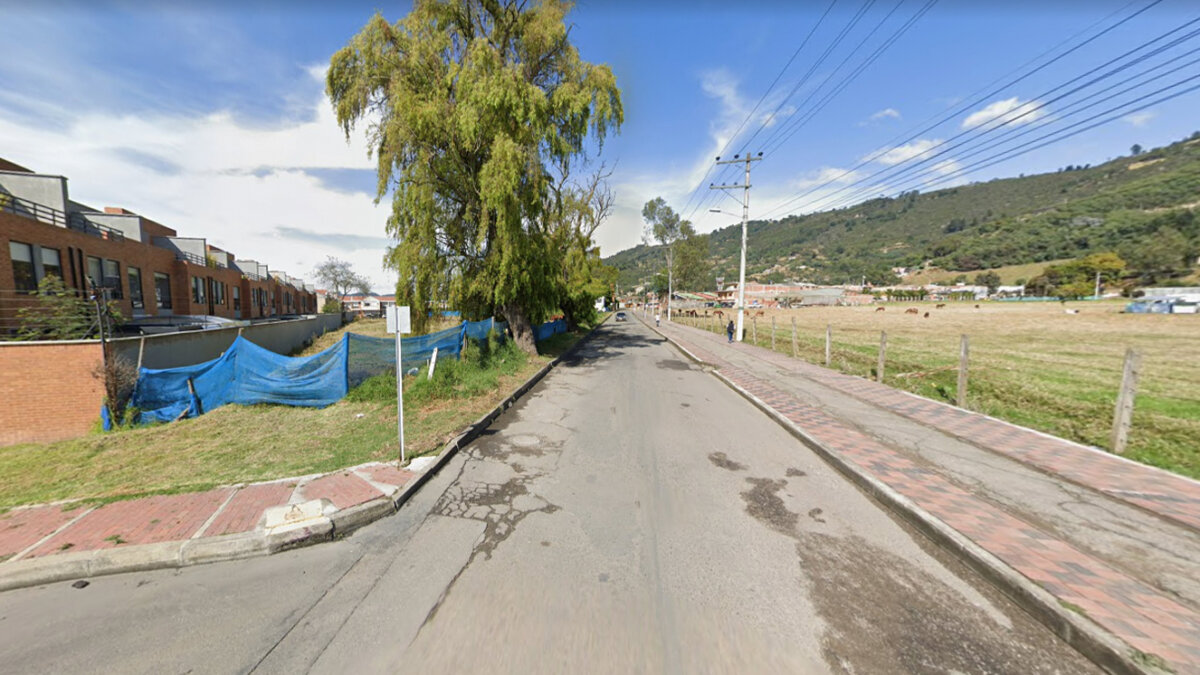 Se cayó en la vía y carro fantasma lo arrolló 1 Se cayó en la vía y carro fantasma lo arrolló Las autoridades se encuentran rastreando el recorrido posterior que hizo el carro fantasma para establecer la identidad del irresponsable conductor.