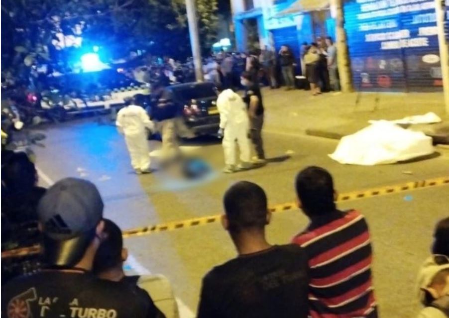 Crimen de abuela y padre frente a dos menores 1 Crimen de abuela y padre frente a dos menores Un doloroso hecho tiene consternados a los caleños, pues una abuela y un padre fueron asesinados delante de las dos niñas, quienes también resultaron heridas en el ataque sicarial que se registró a plena luz del día.