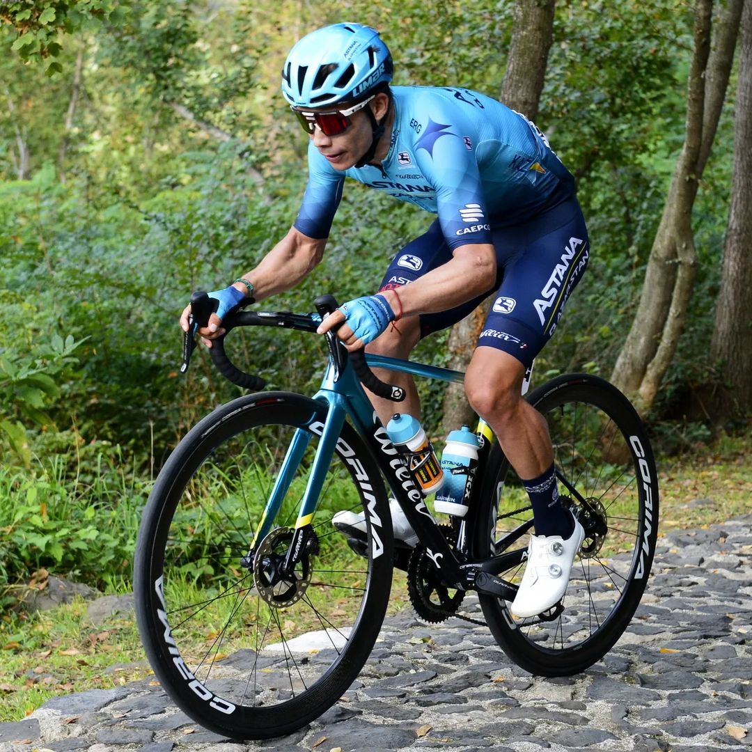 Astana mandó a volar a 'Superman' López y se quedó sin equipo 1 Astana mandó a volar a 'Superman' López y se quedó sin equipo Nuevos vínculos entre el ciclista boyacense 'Superman' López y el polémico médico español Marcos Maynar hicieron que el equipo kazajo tomara la decisión de rescindirle el contrato.