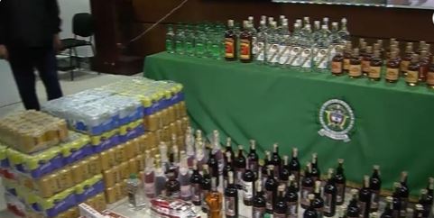Nueva incautación de trago chimbo en Bosa y Soacha Continúan los operativos contra el licor adulterado en Bogotá y Soacha, las autoridades lograron incautar&nbsp;más de 7 mil botellas de trago chimbo en las últimas horas.