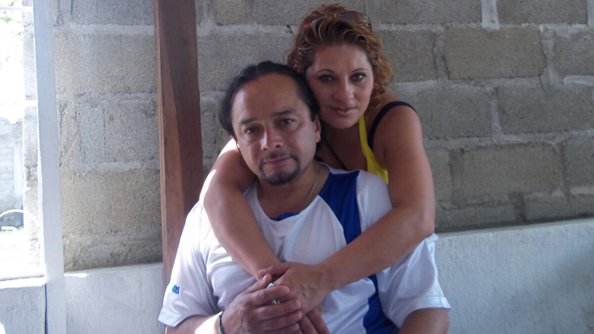 Triste final de pareja a manos del licor adulterado La emergencia sanitaria por la alarmante cantidad de licor adulterado presente en las calles de Bogotá y Soacha sigue cobrando víctimas incautas. Este fin de semana, solo en el hospital Santa Clara, en el centro de la capital, fallecieron tres personas por diagnósticos derivados de la ingesta de trago chiviado. Dos de las víctimas, una mujer de 50 años, y un hombre de 52, eran pareja. La otra víctima, de 60 años, falleció tras dos días de lucha por sobrevivir.