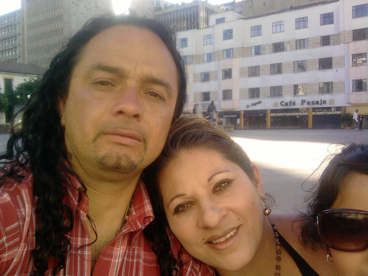 Triste final de pareja a manos del licor adulterado 2 Triste final de pareja a manos del licor adulterado La emergencia sanitaria por la alarmante cantidad de licor adulterado presente en las calles de Bogotá y Soacha sigue cobrando víctimas incautas. Este fin de semana, solo en el hospital Santa Clara, en el centro de la capital, fallecieron tres personas por diagnósticos derivados de la ingesta de trago chiviado. Dos de las víctimas, una mujer de 50 años, y un hombre de 52, eran pareja. La otra víctima, de 60 años, falleció tras dos días de lucha por sobrevivir.