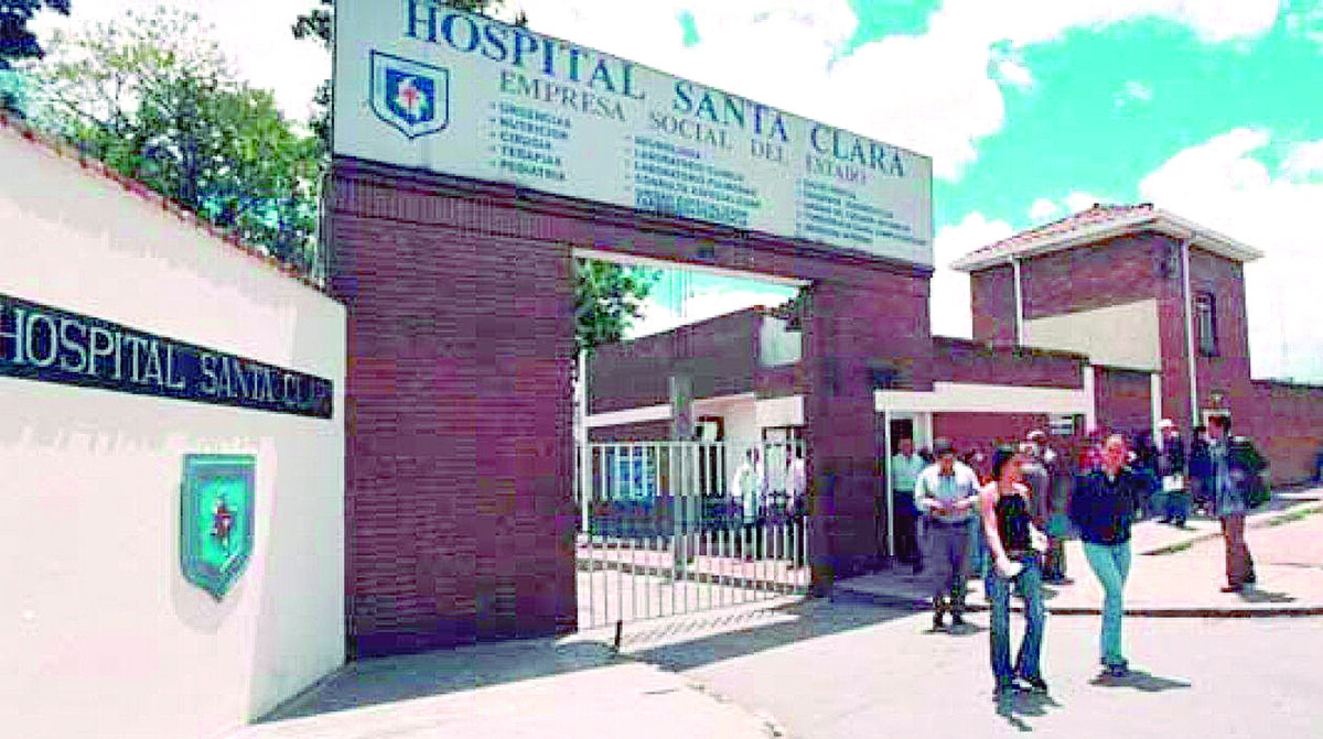 Triste final de pareja a manos del licor adulterado 1 Triste final de pareja a manos del licor adulterado La emergencia sanitaria por la alarmante cantidad de licor adulterado presente en las calles de Bogotá y Soacha sigue cobrando víctimas incautas. Este fin de semana, solo en el hospital Santa Clara, en el centro de la capital, fallecieron tres personas por diagnósticos derivados de la ingesta de trago chiviado. Dos de las víctimas, una mujer de 50 años, y un hombre de 52, eran pareja. La otra víctima, de 60 años, falleció tras dos días de lucha por sobrevivir.