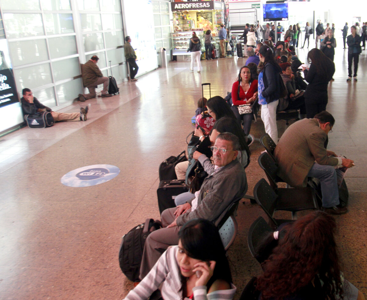 Recomendaciones para viajeros durante la temporada de fin de año 1 Recomendaciones para viajeros durante la temporada de fin de año Migración Colombia formuló varias recomendaciones para los viajeros que se desplazarán por las diferentes terminales aéreas del país durante esta temporada de final de año.