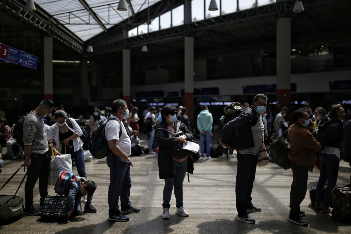 Defensoría pide a empresas de transporte respetar derechos de los viajeros Ante el aumento de viajeros en las terminales de transporte terrestres y aéreas del país, la Defensoría del Pueblo pidió a las empresas transportadoras respetar los derechos de los viajeros.