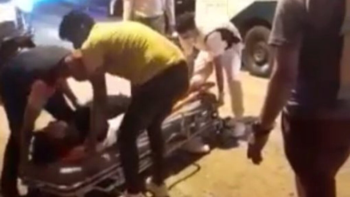 ¡El colmo! Paramédicos dejaron caer de la camilla a un joven tras grave accidente Un accidente de tránsito le cambió la vida a Kevin David Tique, de apenas 18 años, y a su familia. Además del siniestro, la familia denuncia una presunta negligencia de parte de los paramédicos que atendieron al joven, pues tal como lo muestra un video grabado por un testigo, a Kevin lo dejaron caer de la camilla en la que lo subieron a la ambulancia.&nbsp;